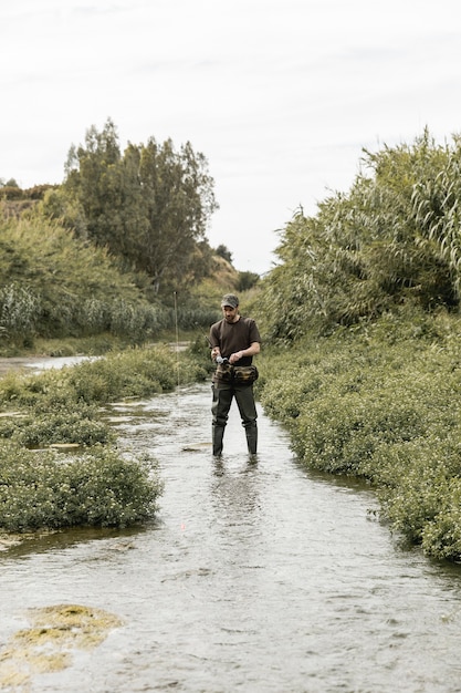 Foto grátis homem, pesca, em, a, rio