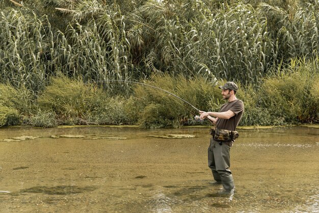 Homem, pesca, em, a, rio