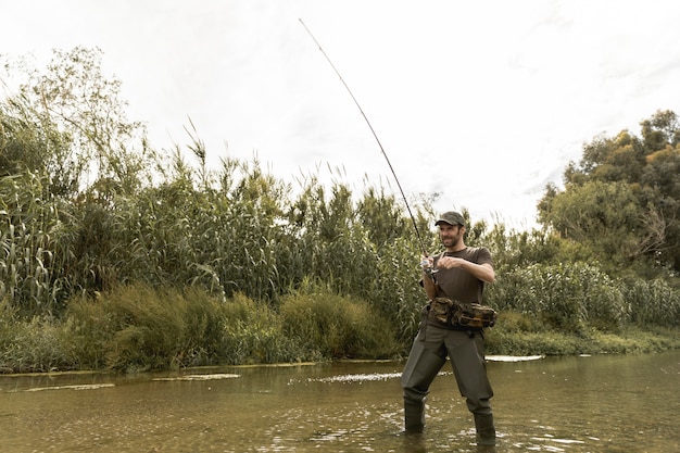 Homem, pesca, em, a, rio