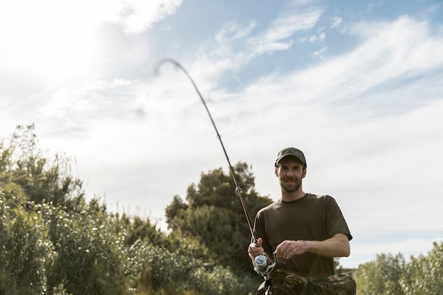 Homem, pesca, em, a, rio