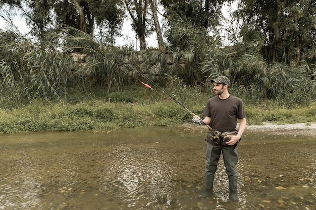 Foto grátis homem, pesca, em, a, rio