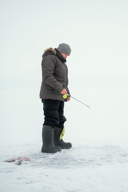 Homem pescando com equipamento especial lá fora