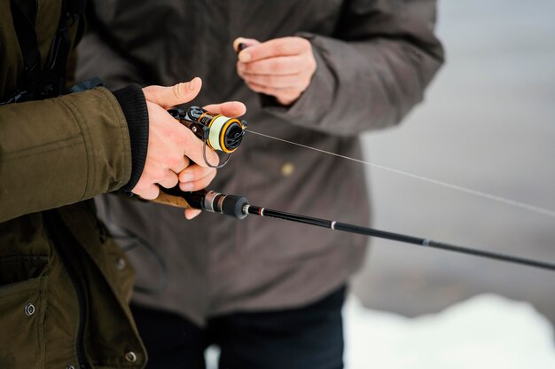 Homem pescando com equipamento especial