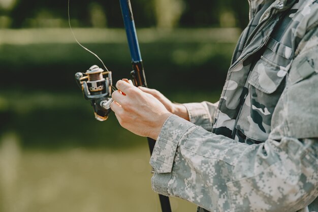 Homem pescando e segurando a vara de pesca