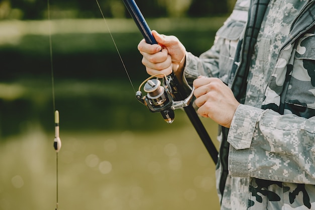 Homem pescando e segurando a vara de pesca
