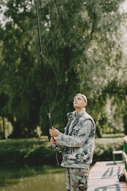 Foto grátis homem pescando e segurando a vara de pesca