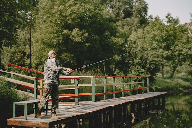 Homem pescando e segurando a vara de pesca