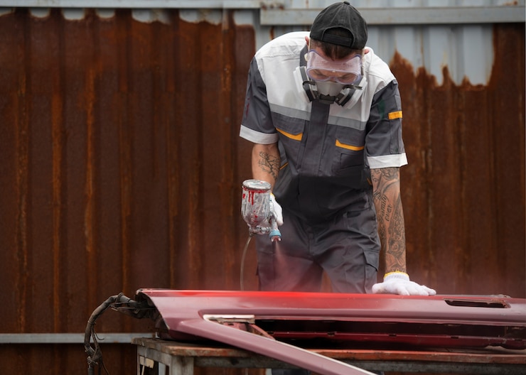 Foto grátis homem pintando a vista frontal da porta do carro