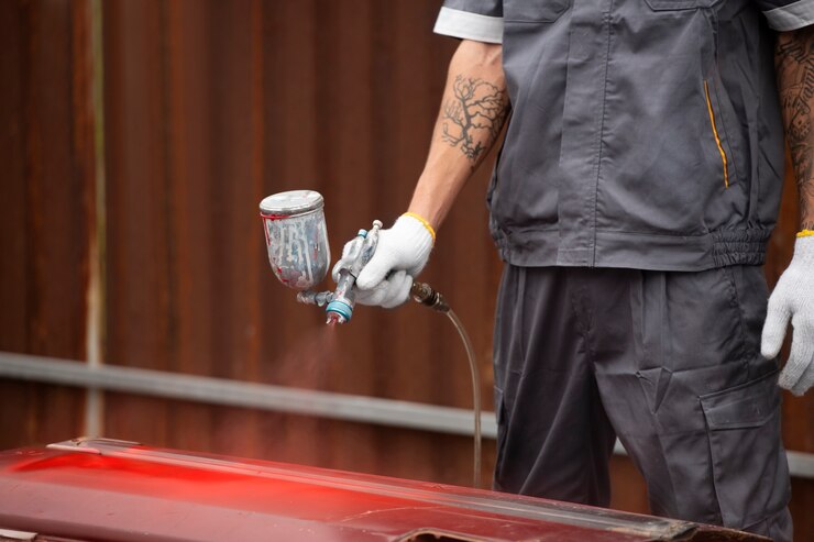 Foto grátis homem pintando a vista lateral da porta do carro