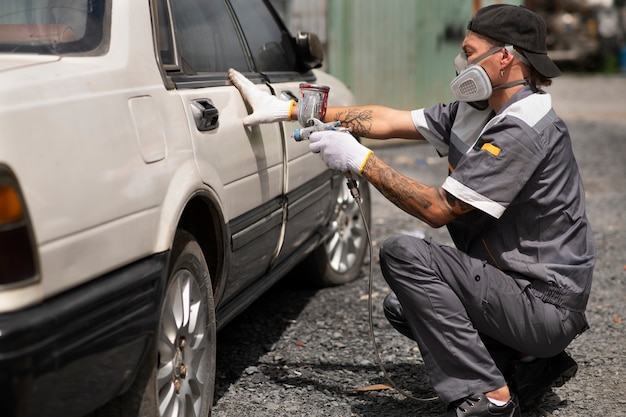 Foto grátis homem pintando carro completo