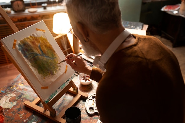 Foto grátis homem pintando com aquarelas