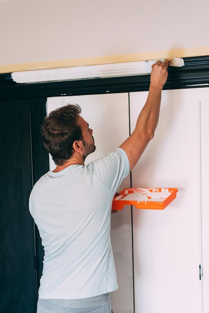 Foto grátis homem pintando um guarda-roupa