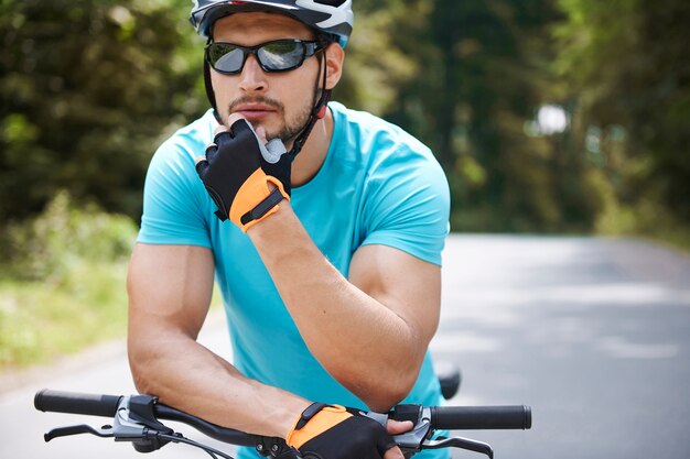 Homem planejando seu destino de bicicleta