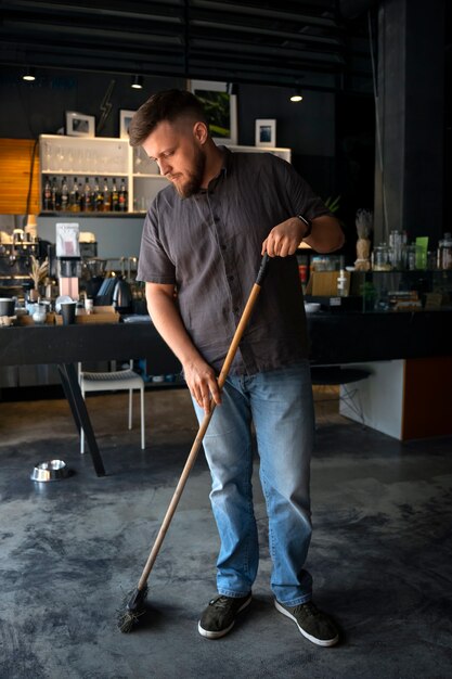 Homem plus size de foto completa trabalhando como barista