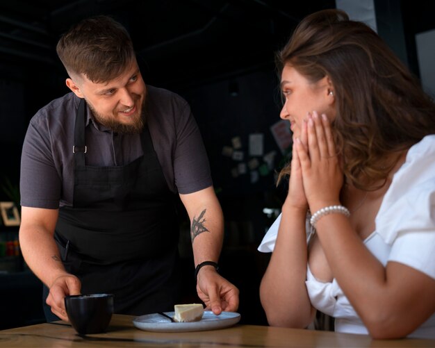 Homem plus size de tiro médio trabalhando como barista