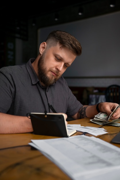 Homem plus size de tiro médio trabalhando como barista