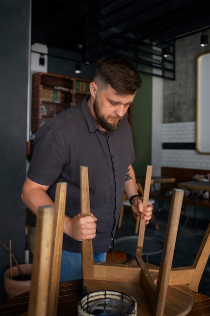 Homem plus size de tiro médio trabalhando como barista