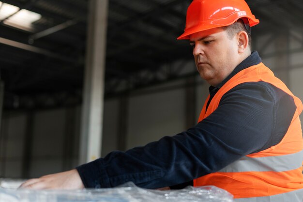 Homem plus size de tiro médio trabalhando na construção