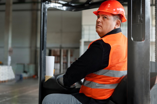 Foto grátis homem plus size de tiro médio trabalhando na construção