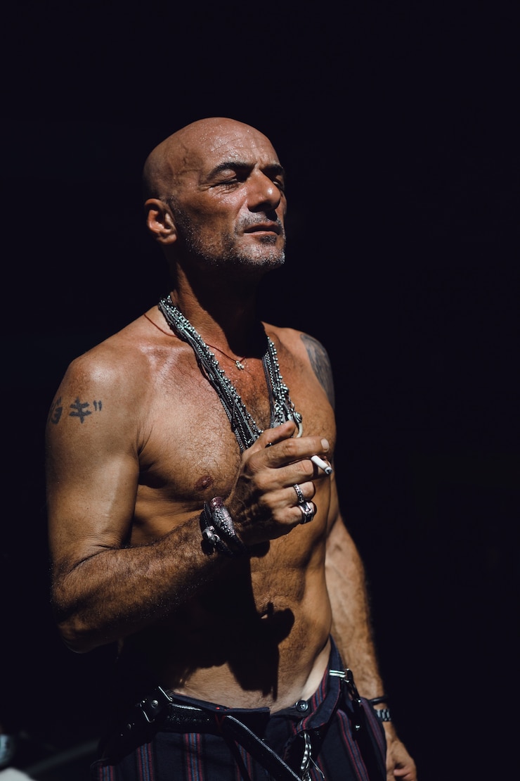 Foto grátis homem posando ao fumar
