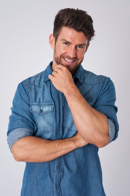 homem posando com camisa jeans