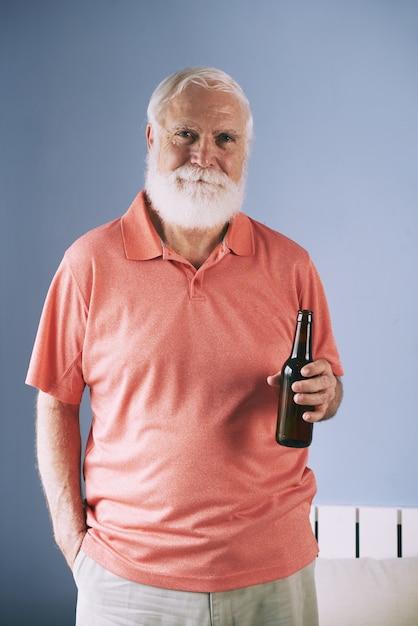 Foto grátis homem posando com cerveja