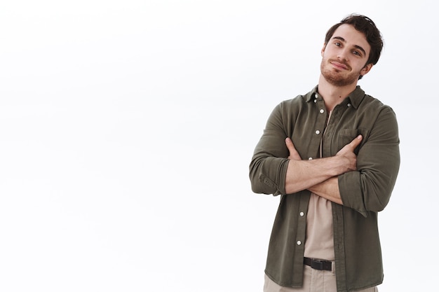 Foto grátis homem posando de braços cruzados