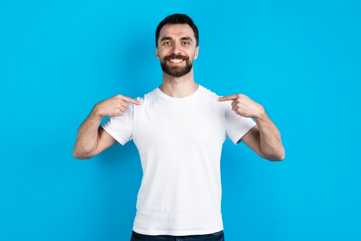 Foto grátis homem posando enquanto apontando para si mesmo