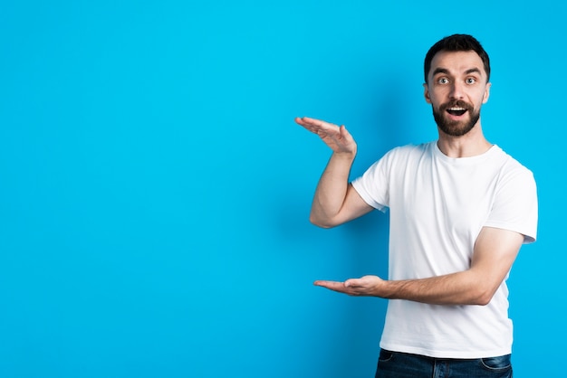 Homem posando enquanto explica o tamanho