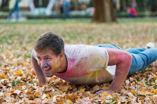 Foto grátis homem posando no chão no holi