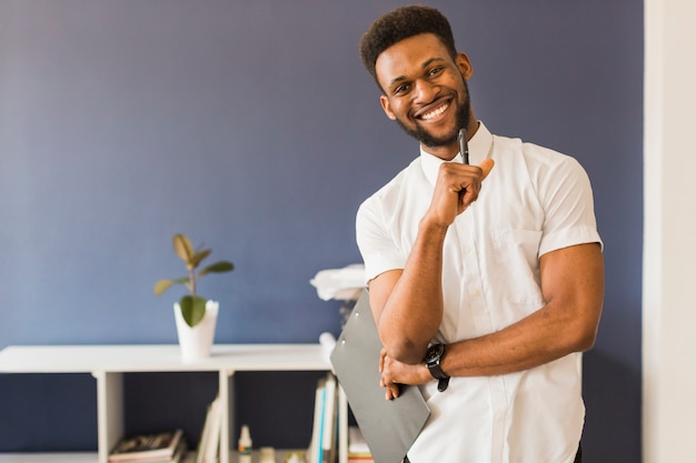 Foto grátis homem positivo, com, área de transferência