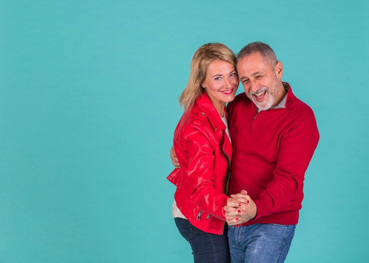 Foto grátis homem positivo envelhecido dançando com mulher rindo