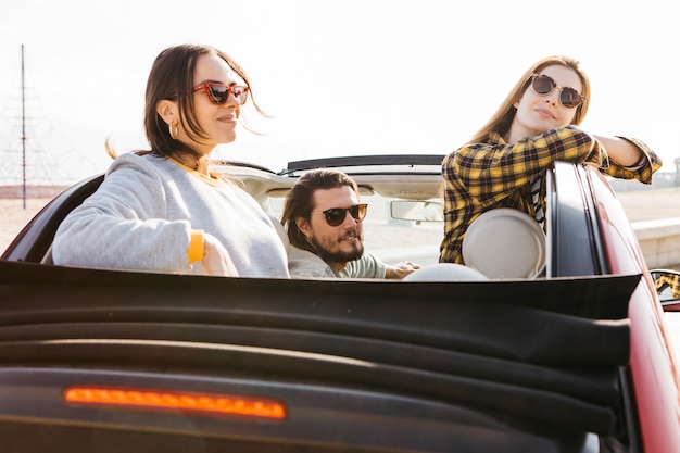 Homem positivo, sentando, carro, perto, sorrindo, mulheres, inclinar-se, de, automático