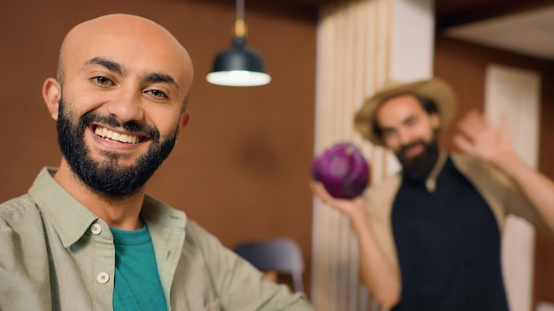 Foto grátis homem pov apoiando negócios biológicos locais