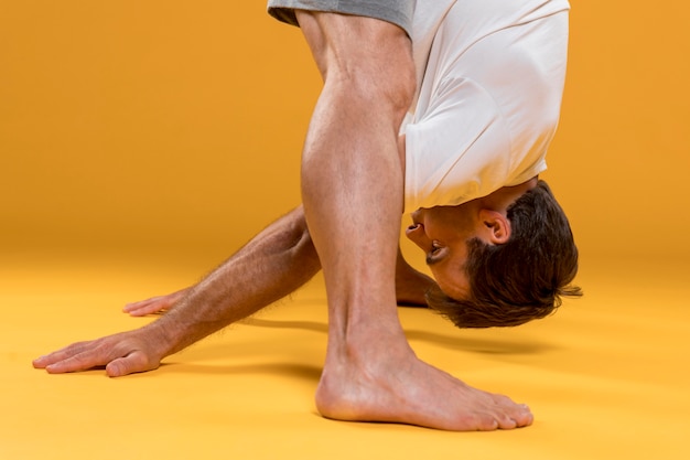 Foto grátis homem praticando ioga