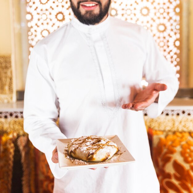 Homem, prato segurando, de, alimento árabe