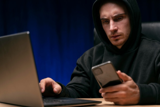 Homem preocupado com dispositivos de perto