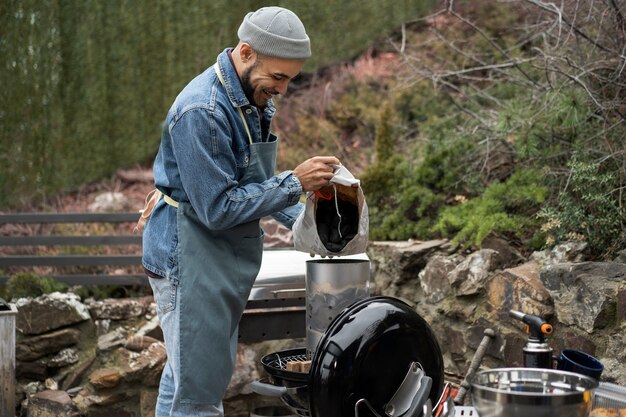 Homem preparando churrasco para cozinhar