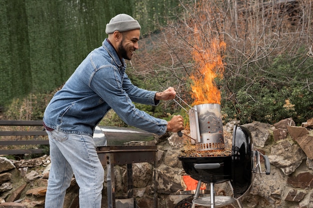 Homem preparando churrasco para cozinhar