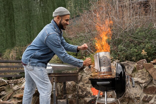 Homem preparando churrasco para cozinhar