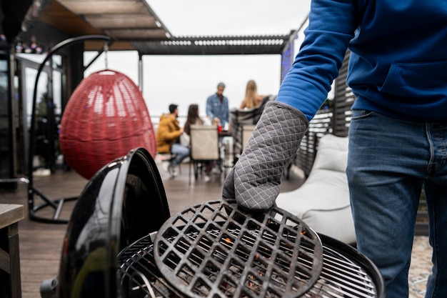 Homem preparando churrasco para cozinhar