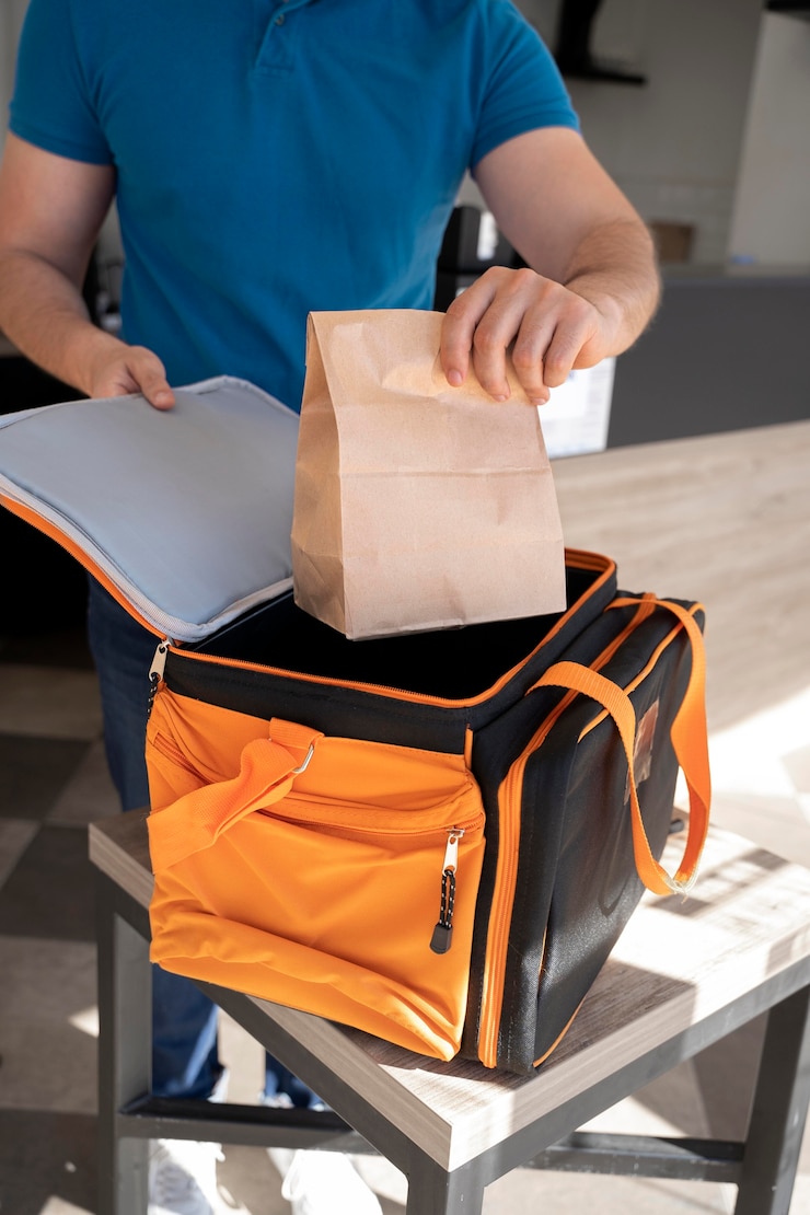 Foto grátis homem preparando comida para viagem para entrega