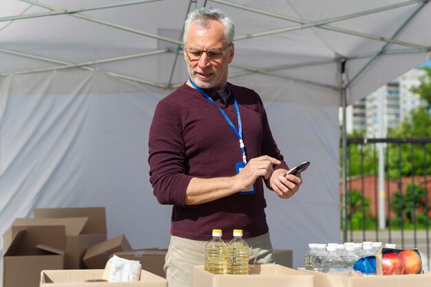 Foto grátis homem preparando um banco de alimentos para pessoas pobres