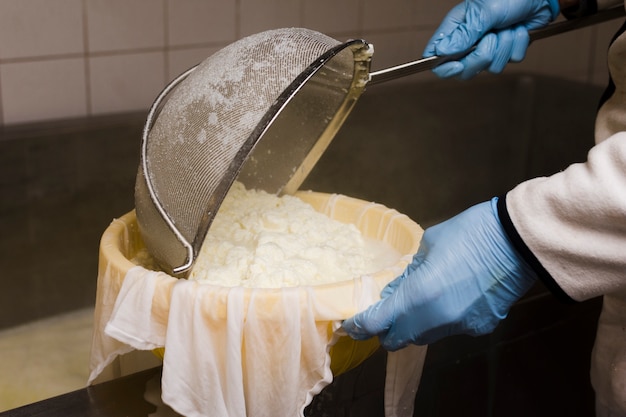 Homem preparando um novo tipo de queijo