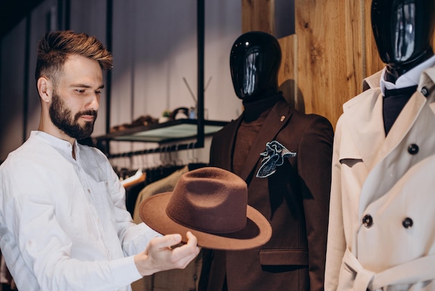 Homem procurando chapéu na loja masculina