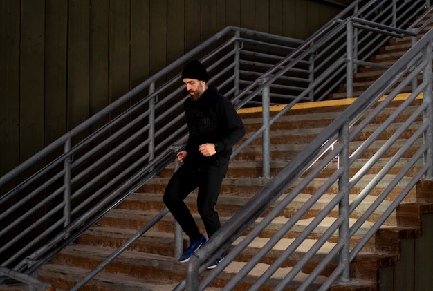 Homem pronto para o esporte à noite