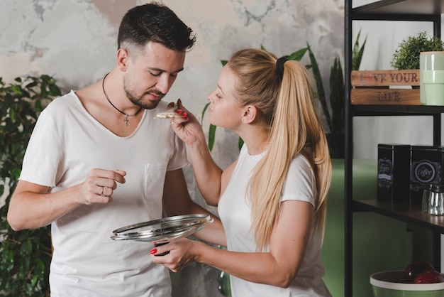 Foto grátis homem, provando, a, preparado, cogumelo, por, loiro, mulher jovem