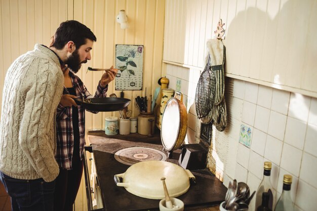 Homem, provando, alimento, preparado, por, mulher