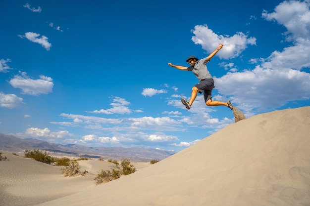 Homem pulando em um deserto no vale da morte, califórnia, estados unidos