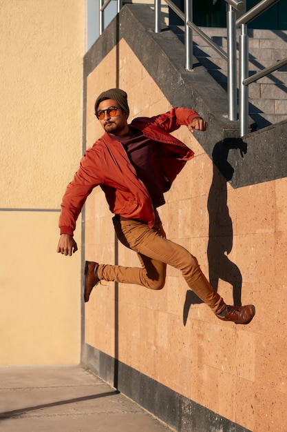 Homem pulando enquanto faz parkour